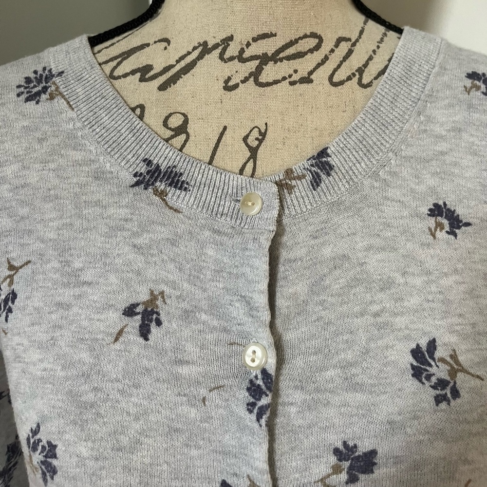Gap Gray Cardigan with Blue Floral Print. Women's Size: L. - Picture 2 of 10